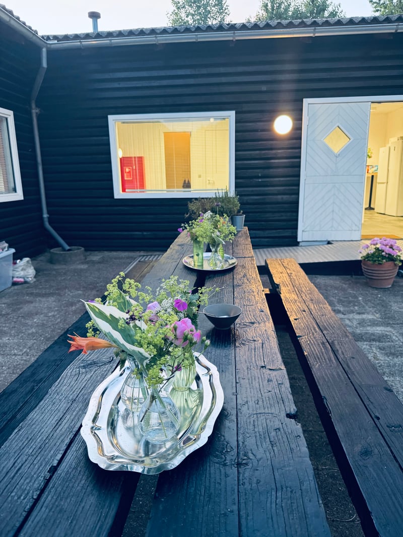 Blomster i gården